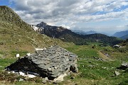 05 Al Bivacco Zamboni  (2007 m) con vista verso il Rifugio Balicco (1995 m)